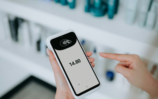 Kontaktlose Zahlung mit Karte an einem Kartenterminal