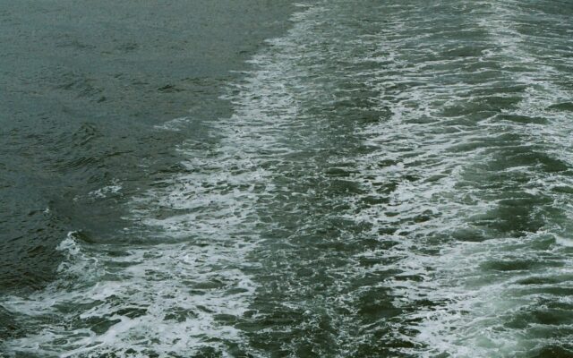 Kielwasser hinter einer Fähre auf bewegter See