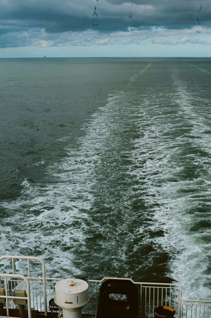 Kielwasser hinter einer Fähre auf bewegter See