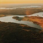 Blick aus dem Flugzeugfenster auf Wald und Wasser beim Anflug auf Stockholm-Arlanda