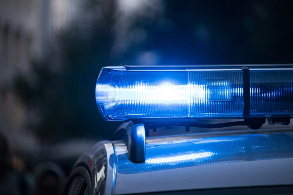 Vold og sikkerhed i Sverige: tal, årsager og modforanstaltninger 1 Nahaufnahme eines Polizeiautos mit eingeschaltetem Blaulicht