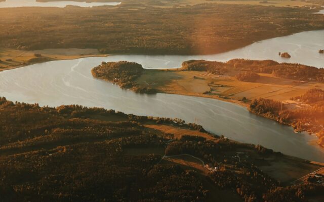 Blick aus dem Flugzeugfenster auf Wald und Wasser beim Anflug auf Stockholm-Arlanda