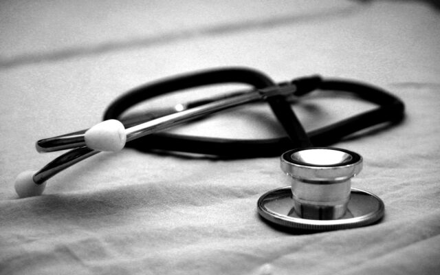 Schwarz-graues Stethoskop als Symbol für das Gesundheitssystem