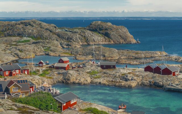 Häuser am ruhigen Wasser auf den Väderöarna an der schwedischen Westküste