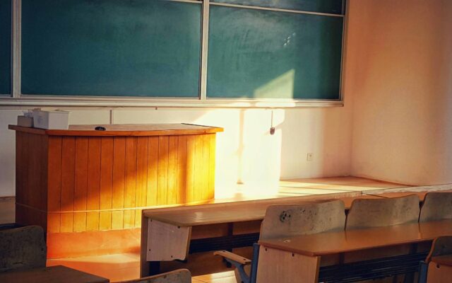 Leeres Klassenzimmer mit Schulbänken