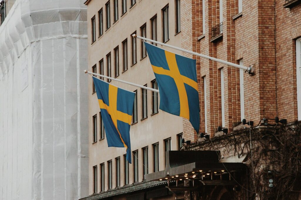 Flaggen an einem Gebäude in Gamla stan, Stockholm