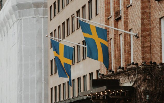 Flaggen an einem Gebäude in Gamla stan, Stockholm