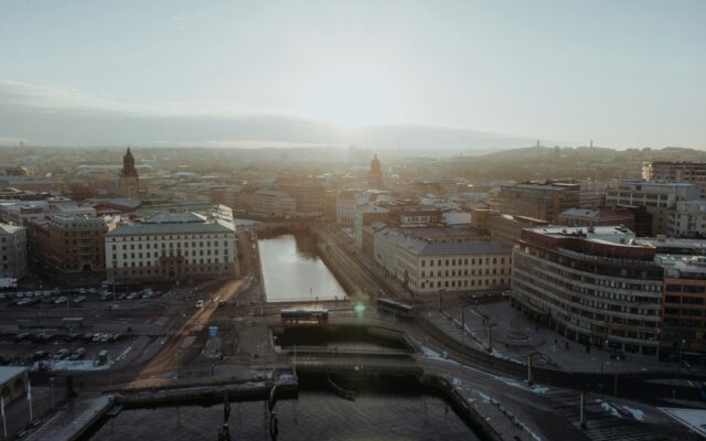 Luftbild von Göteborg bei Sonnenaufgang im Winter