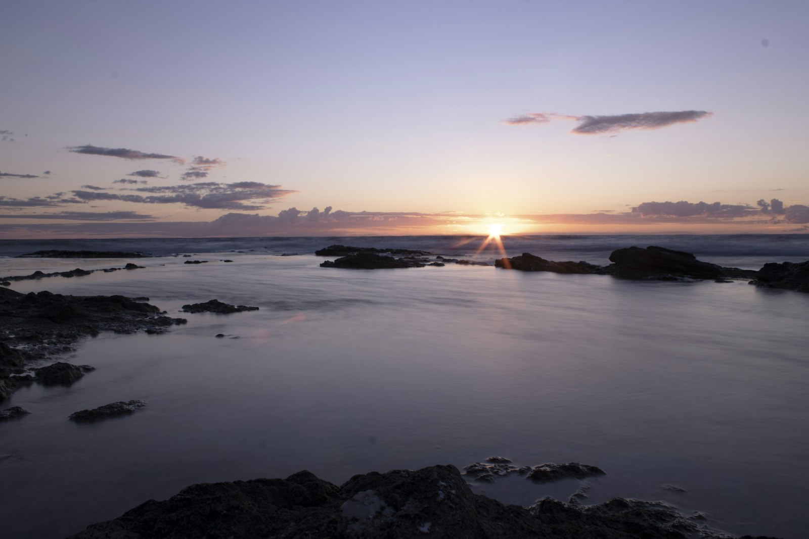 Gotland: Visby, raukar og Fårö 1 Solnedgang over havet ved Gotlands kyst