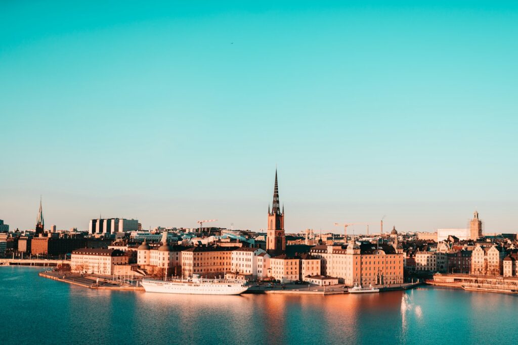 Regeringsdannelse i Sverige: Centerpartiets leder Thand Ringqvist skal sondere en midterregering 1 Stockholmer Skyline am Wasser bei Tageslicht