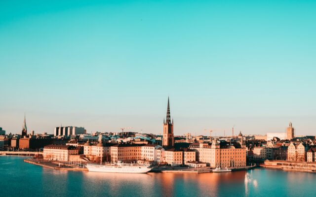 Stockholmer Skyline am Wasser bei Tageslicht