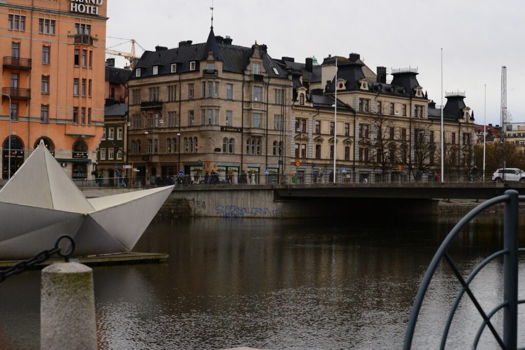 Norrköping 1 Boot auf dem Fluss neben Gebäuden aus dem 18. Jahrhundert in Norrköping