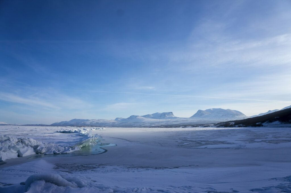 Verschneite Winterlandschaft mit Bergen bei Abisko in Schweden