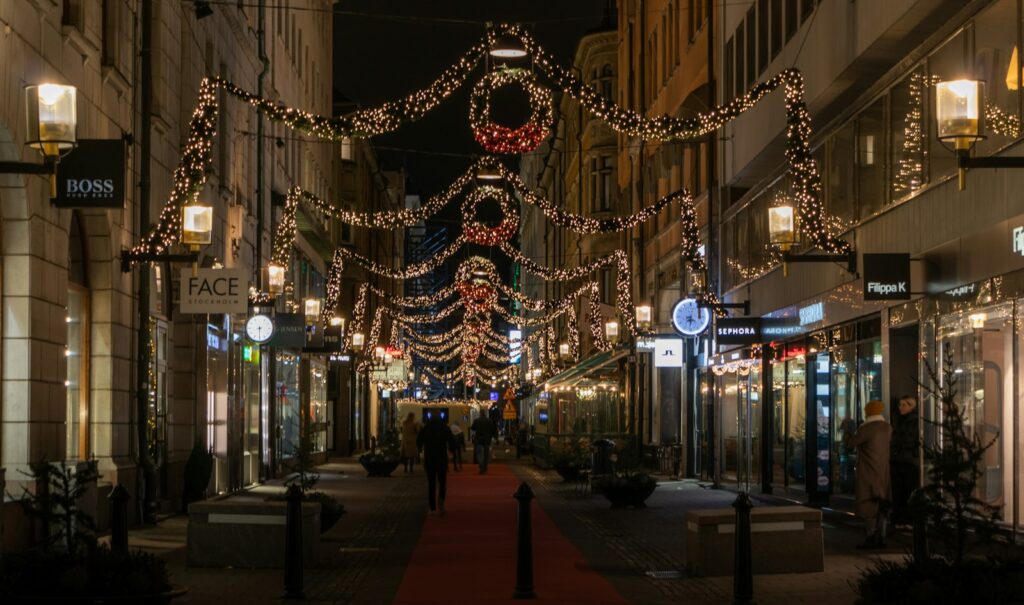 Weihnachtsmärkte in Schweden 2026: Termine, Tipps und die schönsten Julmarknader 1 Mit Weihnachtslichtern geschmückte Straße in Stockholm