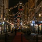 Mit Weihnachtslichtern geschmückte Straße in Stockholm
