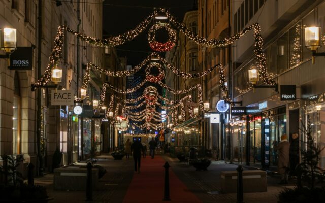 Mit Weihnachtslichtern geschmückte Straße in Stockholm