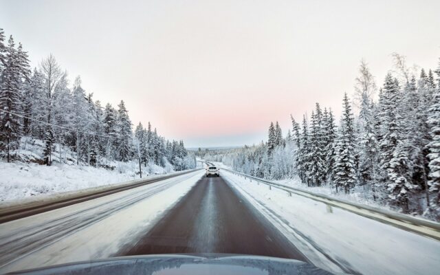 Auto auf einer schneebedeckten Straße bei Umeå in Nordschweden