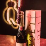Eine Flasche Spirituosen neben einer Zigarettenschachtel