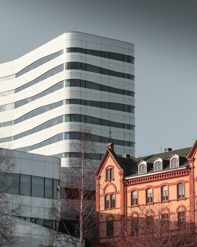 Moderne und ältere Gebäude im Stadtzentrum von Umeå
