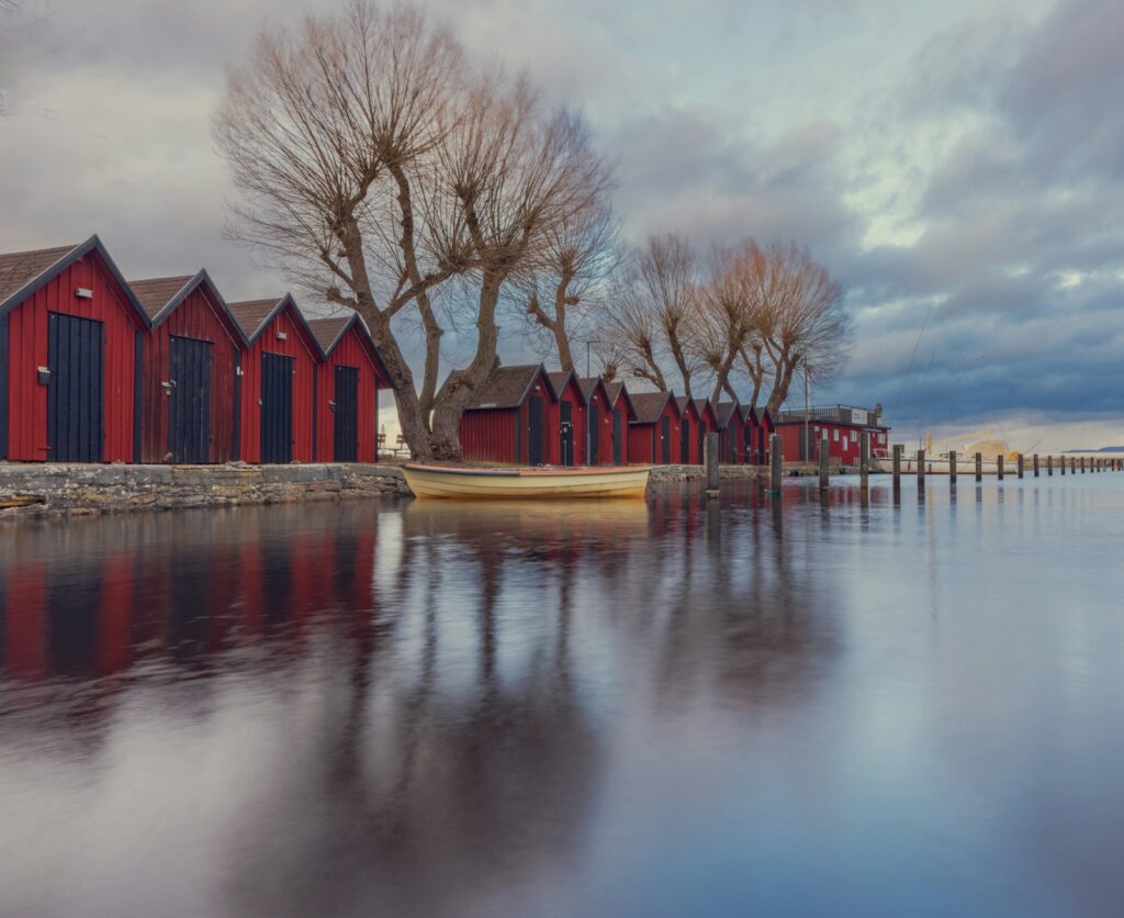 Reihe roter Häuser am Wasser in Jönköping, Schweden