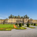 Großes Gebäude hinter Bäumen in Stockholm