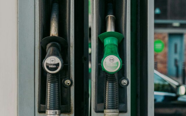 Grün-schwarze Zapfsäulen für Diesel und Benzin an einer Tankstelle