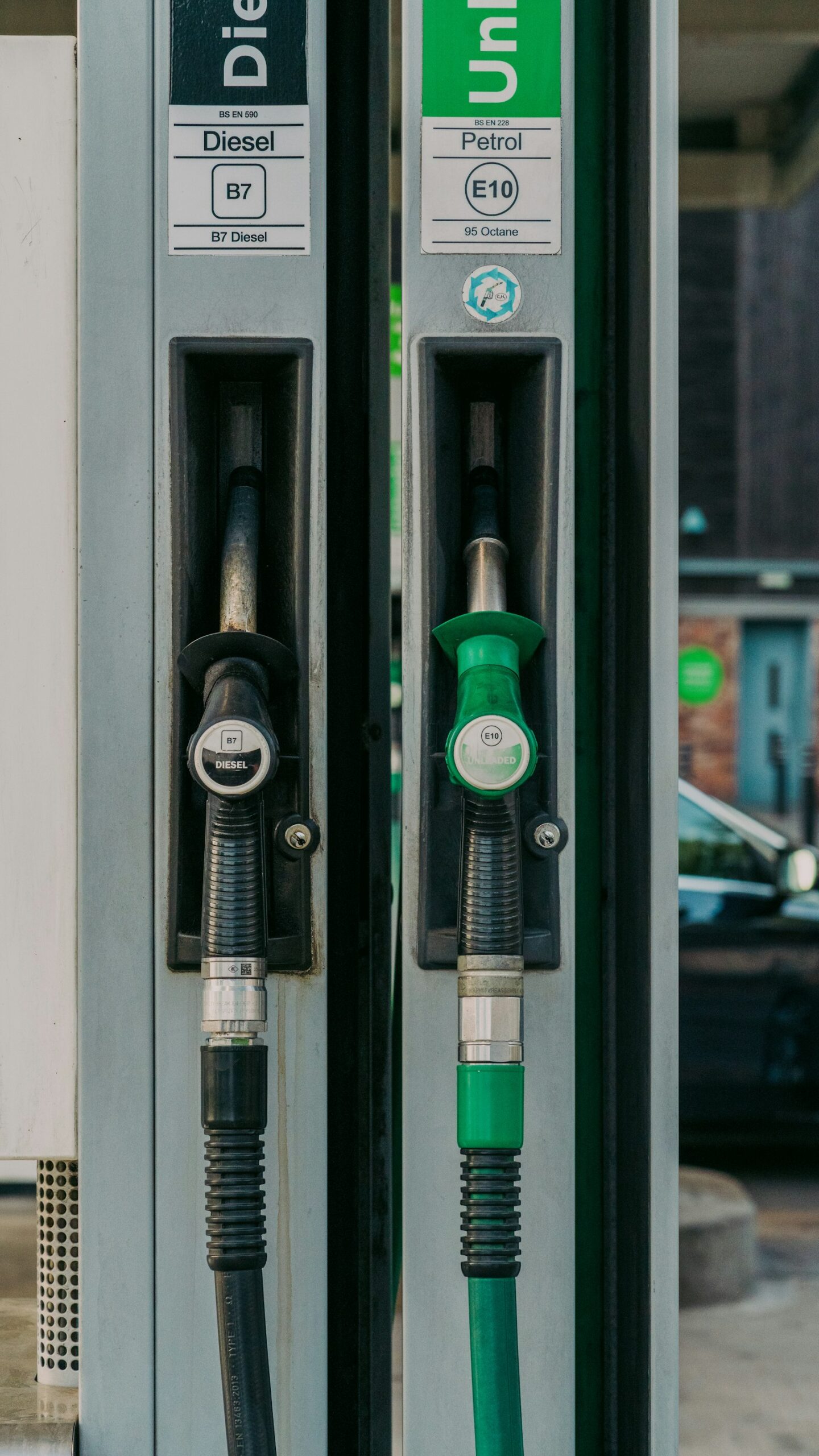 Dieselaftale med Putin: Sveriges statsminister Kristersson kritiserer Trump 2 Grøn-sorte brændstofpumper til diesel og benzin på en tankstation