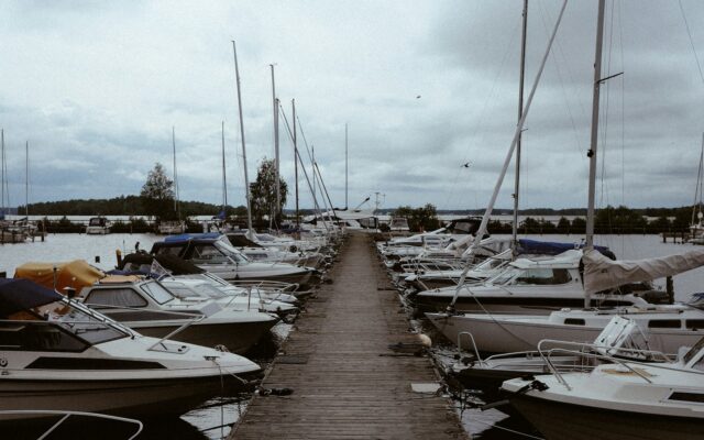Boote liegen an einem langen Holzsteg in Västerås