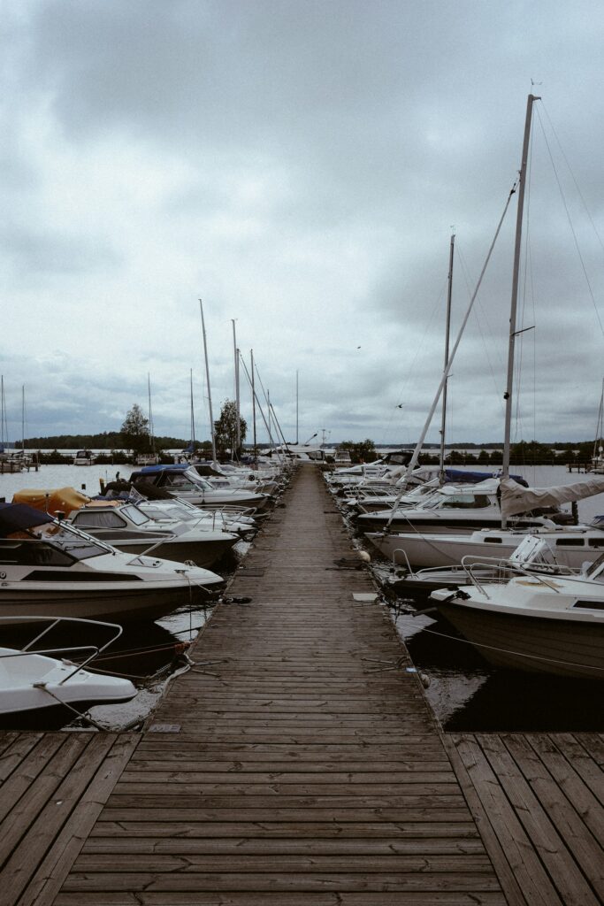 Västerås 1 Boote liegen an einem langen Holzsteg in Västerås