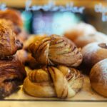 Zimtschnecken und anderes Gebäck in einer Bäckerei