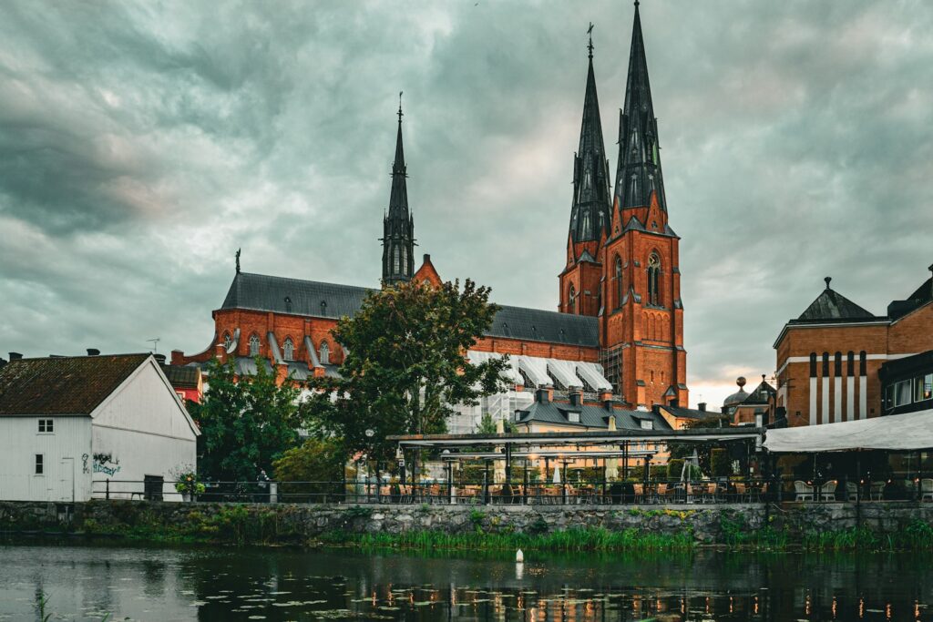 Der Dom von Uppsala mit dem Fluss im Vordergrund