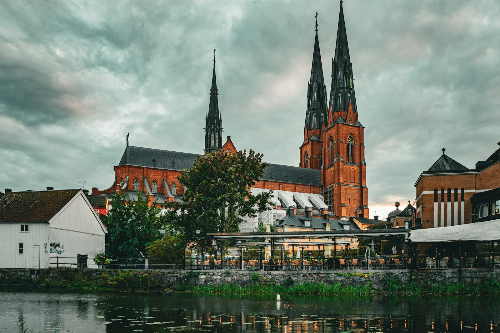 Uppsala: seværdigheder, tips og bedste rejsetid 1 Uppsala domkirke med floden i forgrunden
