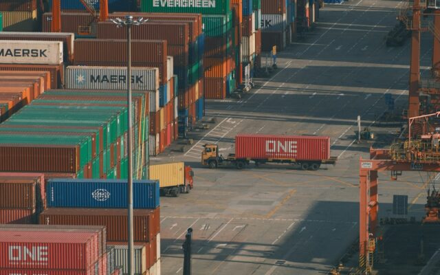 Hoch gestapelte Frachtcontainer in einem Hafen