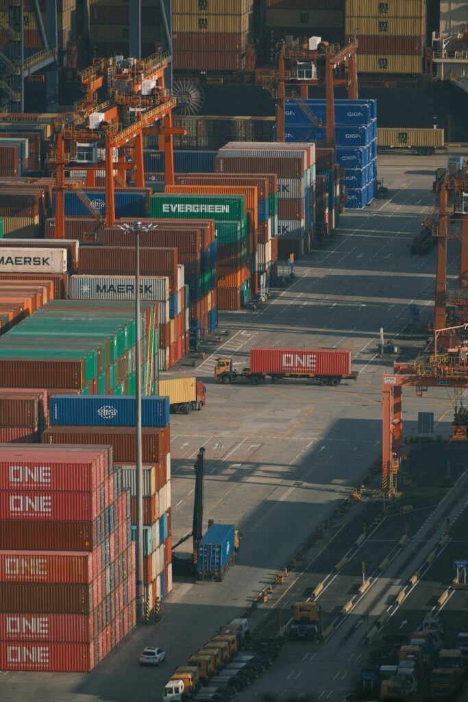 Sveriges økonomi vokser stærkere end ventet: regeringen hæver prognosen for 2026 til 3,0 procent 1 Hoch gestapelte Frachtcontainer in einem Hafen
